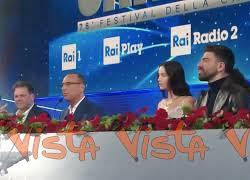 Conti chiede l'applauso in conferenza stampa per Achille Lauro dopo l'esibizione per Crans Montana