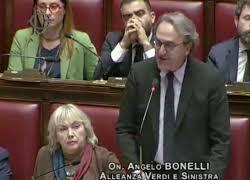 Bonelli (Avs): Governo sta portando l'Italia in guerra. Siete i patrioti di Trump