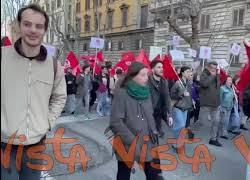 Il corteo dei centri sociali contro referendum, guerra e Governo a Roma