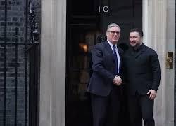 Zelensky ricevuto da premier britannico Starmer a Downing Street, a Londra