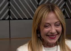 Meloni scherza coi cronisti al Consiglio Europeo: Calmatevi