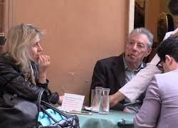 Addio a Umberto Bossi, eccolo nel 2018 prendere un caff&egrave; col figlio Renzo in centro a Roma ARCHIVIO