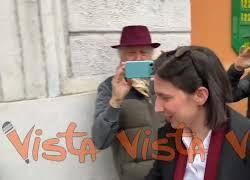 Referendum giustizia, applausi per Elly Schlein all&rsquo;arrivo al seggio per il voto