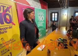 Applausi all&rsquo;arrivo di Elly Schlein al suo arrivo al Pd per conferenza su Referendum