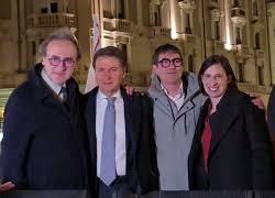 L'abbraccio sul palco tra Schlein, Conte, Fratoianni e Bonelli durante festa vittoria No