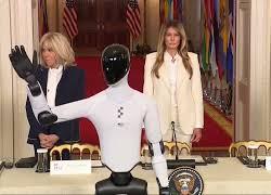 Melania Trump al vertice tech a Washington sfila con il robot umanoide "Numero 3"
