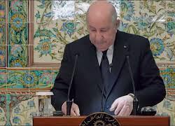 Meloni in Algeria, traduttore italiano in difficolt&agrave; chiede al collega: Aiutami