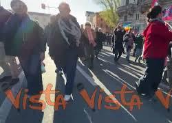 I manifestanti cantano 'Bella ciao' al corteo No Kings a Roma