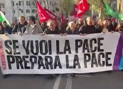 Striscione di Avs 'Se vuoi la pace prepara la pace' alla manifestazione No Kings a Roma