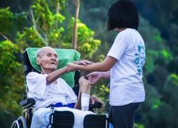Stipendio colf e badanti, scatta l’aumento del 9,2%: nuova stangata per le famiglie fino a 145 euro in più al mese