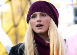 Bacio fra Michelle Hunziker e Giovanni Angiolini: FOTO. Fuga d'amore a Parigi