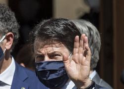 Conte: 'Oggi il V-Day. L'Italia si risveglia'. Vaccino ai primi tre italiani allo Spallanzani