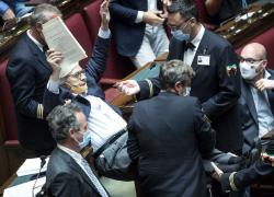 Dl carceri, Sgarbi attacca magistrati e deputate: viene portato via di peso dall'Aula