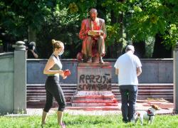 Statua Indro Montanelli imbrattata: spunta il VIDEO. Rete Studenti rivendica l'azione