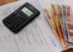 Aumento bollette luce e gas 2025 di €350 a famiglia, come tutelarsi dai rincari, come ottenere il bonus, a chi spetta, requisiti ISEE e importo