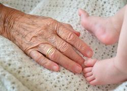 Bonus baby sitter ai nonni? Bonetti: 'La loro salute è una priorità, vanno protetti'