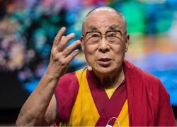 Dalai Lama: "Dopo la mia morte sarà nominato successore fra tibetani in esilio, non sarà scelto da Pechino", no della Cina: "Decidiamo noi"