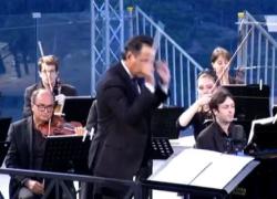 Sanremo 2021, il direttore d'orchestra perde le cuffie durante l'esibizione de Il Volo e...