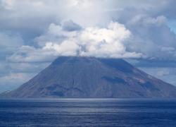 Vulcano Stromboli, due esplosioni avvertite questa mattina: nessun danno