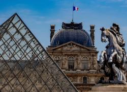 Rapina al Louvre, rubati 9 gioielli di Napoleone, ladri entrati con un montacarichi nella galleria Apollo, il furto compiuto in 7 minuti