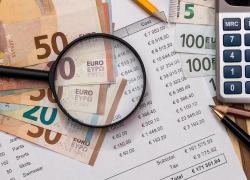 Rapporto Fisac Cgil, un Ceo di una banca italiana guadagna 86 volte più di un lavoratore. Scendono occupati (-4,3%) e filiali (-3,6%)