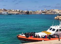 Lampedusa, 20 sbarchi nell'isola solo stanotte. Trovati corpi senza vita di due donne 
