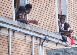 Migranti, Musumeci firma ordinanza: 'Via tutti dalla Sicilia entro 24 ore'. Viminale: 'Materia compete allo Stato'