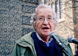 Noam Chomsky: 'La politica di Donald Trump ha intensificato la crisi esistenziale dell'umanità'