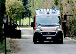 Incidente Palermo, scontro tra scuolabus e auto, in ospedale 8 bambini, maestra e autista, automobilista illeso, altri due veicoli coinvolti