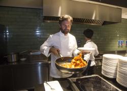 Carlo Cracco 'provoca' i clienti: pizza a metà nel suo ristorante, ecco che cosa c'è dietro