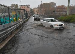 Maltempo Italia, allerta rossa in Emilia. A Venezia si solleva il Mose
