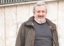 Regionali Puglia, Emiliano in una foto scatena l'ira del Centrodestra: IL RITUALE DEL 'POSTO FISSO'