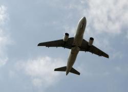 Viaggi aerei, Enac elimina obbligo in Italia di mostrare carta d'identità al gate per voli nazionali e verso Paesi Schengen: basterà carta d'imbarco