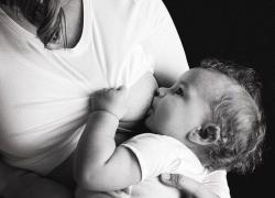 Coronavirus, latte materno immune al virus: allattamento sicuro