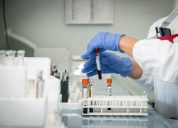 Covid, Vaccino Astrazeneca a under 55: per insegnanti, poliziotti e nelle carceri