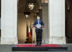 Covid, nuovo Dpcm firmato da Conte in vigore da oggi. Misure restrittive 'per un Natale più sereno'