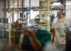 Covid-19, separare i giovani dagli anziani per evitare nuovo lockdown e far ripartire l'economia