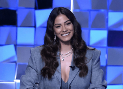 Demet Ozdemir senza trucco: lo scatto fa boom di like. FOTO