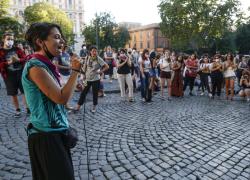 Scuole chiuse a Napoli, mamme in protesta: 'Il giorno più buio'