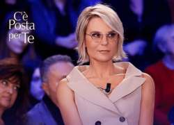 Grande Fratello Vip 5, Maria De Filippi ospite d'onore nella puntata di stasera 28 dicembre. Tante sorprese per...