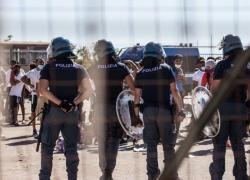Migranti, rivolta centro accoglienza Agrigento: agenti feriti