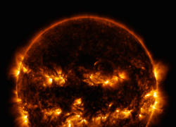 Il Sole di Halloween, l'immagine incredibile pubblicata dalla Nasa: sembra una zucca