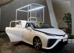 Papamobile trasformata in una mini clinica per i bimbi a Gaza come chiesto da Papa Francesco, a bordo kit di sutura, siringhe, ossigeno e medicinali