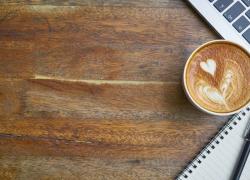 Per un anno versa ansiolitici nel cappuccino della collega per prenderle il posto: condannata