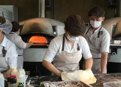 Napoli, rifiuta la pizza servita dal cameriere: 'È nero, ha il Covid'