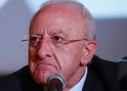 Covid Italia, De Luca: 'Ho fatto vaccino'. Attacchi da De Magistris e Salvini 