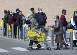 Nuovo Dpcm in arrivo: al supermercato senza green pass ma vietato acquistare beni non primari, blocco rinnovo passaporti