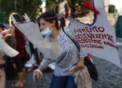 Violenza sulle donne, presa a martellate durante il lockdown: l'incubo di Maria