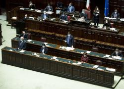Covid, nuovo Dpcm Conte: coprifuoco nazionale, dad 100% alle superiori, centri commerciali chiusi nel weekend e trasporti al 50%. Misure più rigide nelle 3 aree di rischio