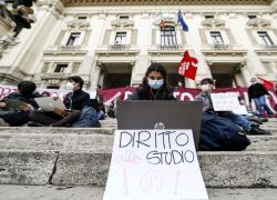 Scuole, è scontro sulla riapertura: 'Lezioni anche nel weekend', ma arriva il no dei presidi